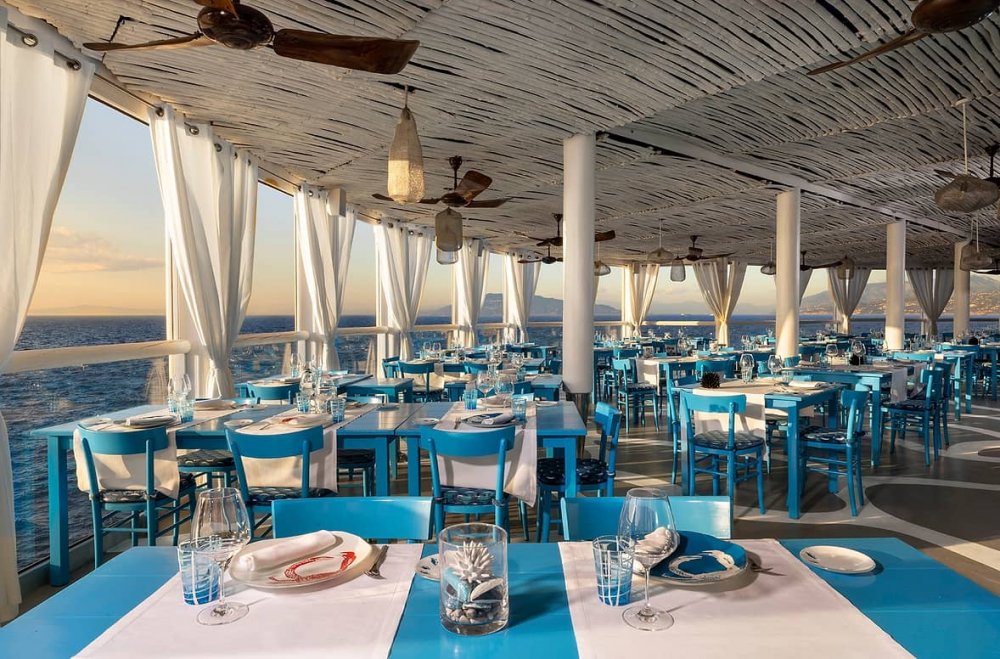 Il Riccio: Capri, Itálie  Příklad oblíbené lifestyle restaurace bez pozérství. Lehce neformální seafood oběd přímo nad azurovým mořem, ideální zastávka během plavby kolem Capri.