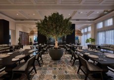 Trèsind – Dubaj, SAE: Indická kuchyně povýšená na avantgardní divadlo. Tříhvězdičková michelinská restaurace v One&Only Royal Mirage okouzlí nejen chutí, ale i vizuálními efekty a inovativními servírovacími technikami.