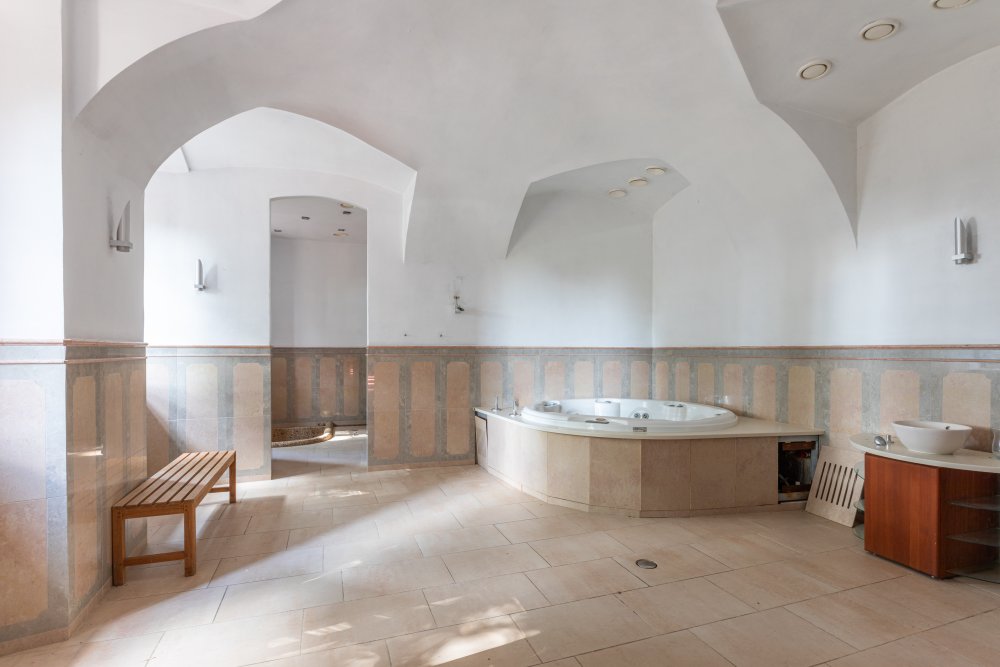 Ze zámku Bezdružice by klidně mohl být luxusní hotel. Ale státu se ho nedaří prodat