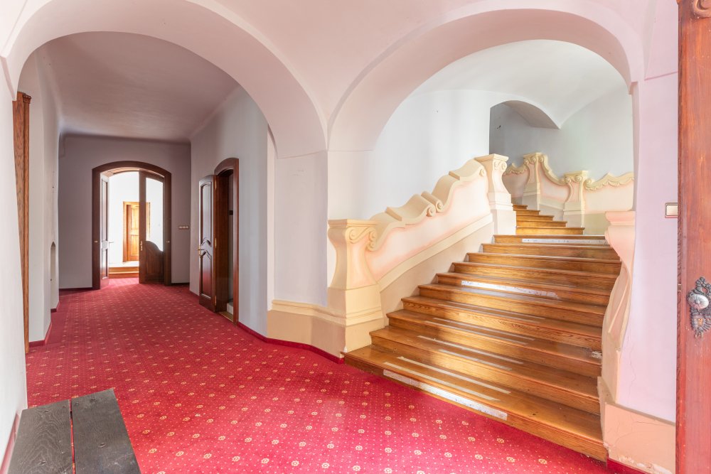 Ze zámku Bezdružice by klidně mohl být luxusní hotel. Ale státu se ho nedaří prodat
