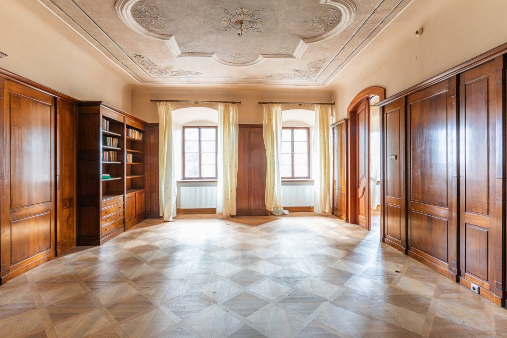 Ze zámku Bezdružice by klidně mohl být luxusní hotel. Ale státu se ho nedaří prodat