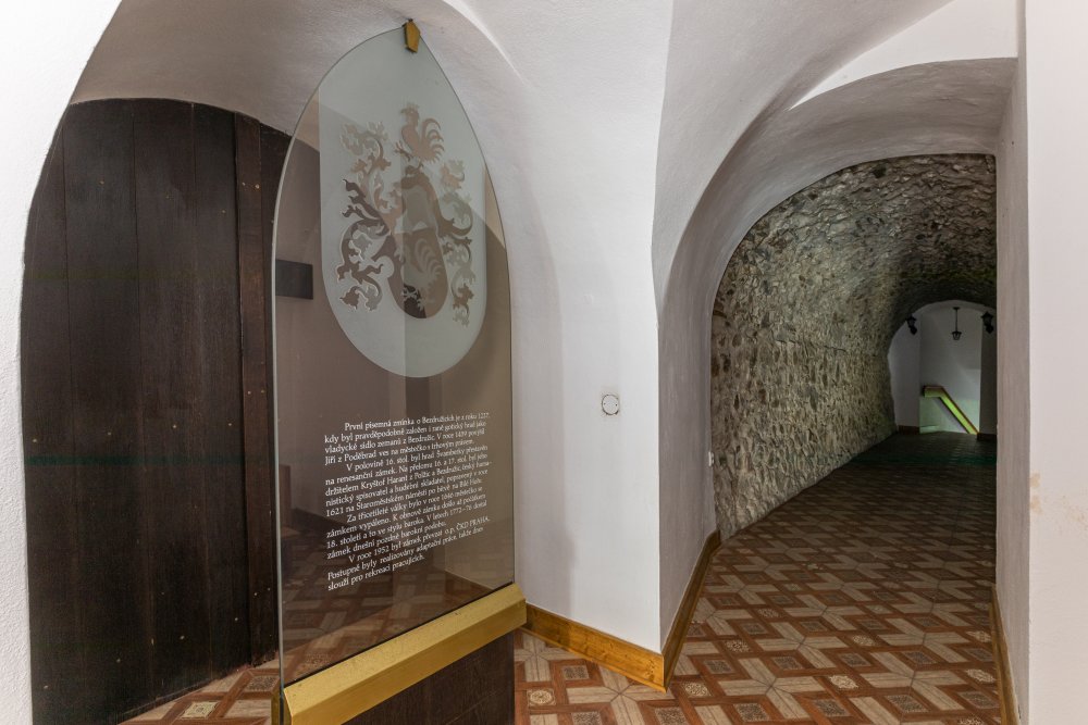Ze zámku Bezdružice by klidně mohl být luxusní hotel. Ale státu se ho nedaří prodat