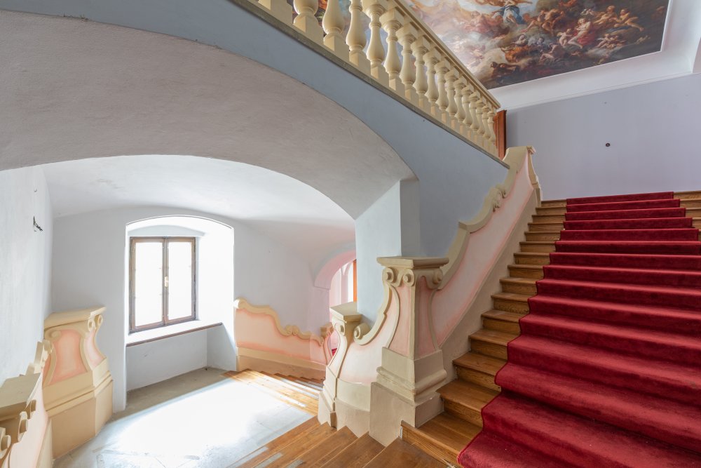 Ze zámku Bezdružice by klidně mohl být luxusní hotel. Ale státu se ho nedaří prodat
