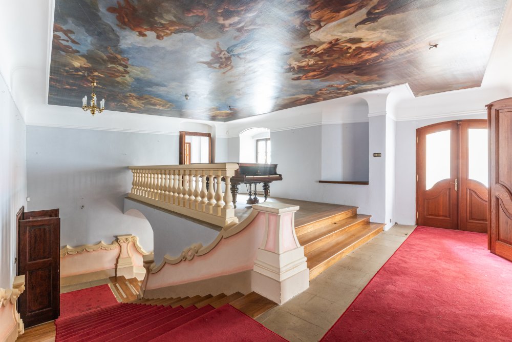 Ze zámku Bezdružice by klidně mohl být luxusní hotel. Ale státu se ho nedaří prodat