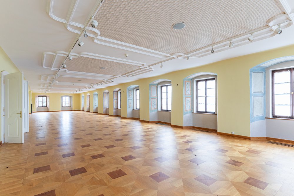 Ze zámku Bezdružice by klidně mohl být luxusní hotel. Ale státu se ho nedaří prodat