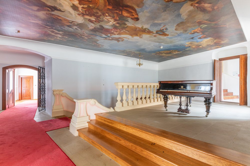 Ze zámku Bezdružice by klidně mohl být luxusní hotel. Ale státu se ho nedaří prodat