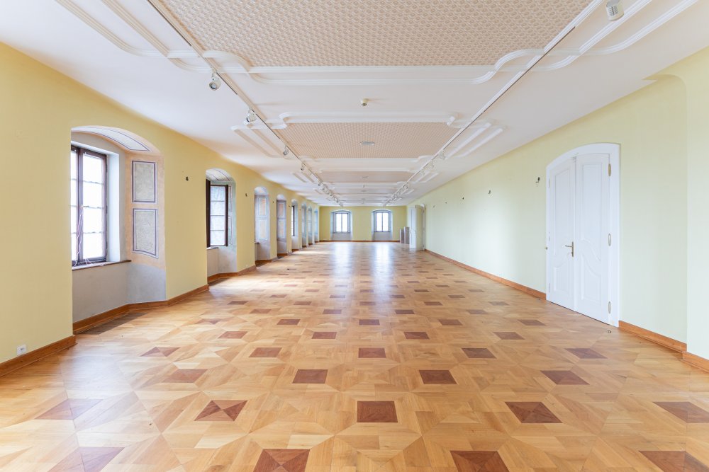 Ze zámku Bezdružice by klidně mohl být luxusní hotel. Ale státu se ho nedaří prodat