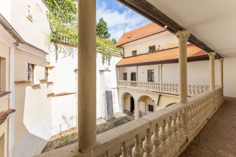 Ze zámku Bezdružice by klidně mohl být luxusní hotel. Ale státu se ho nedaří prodat