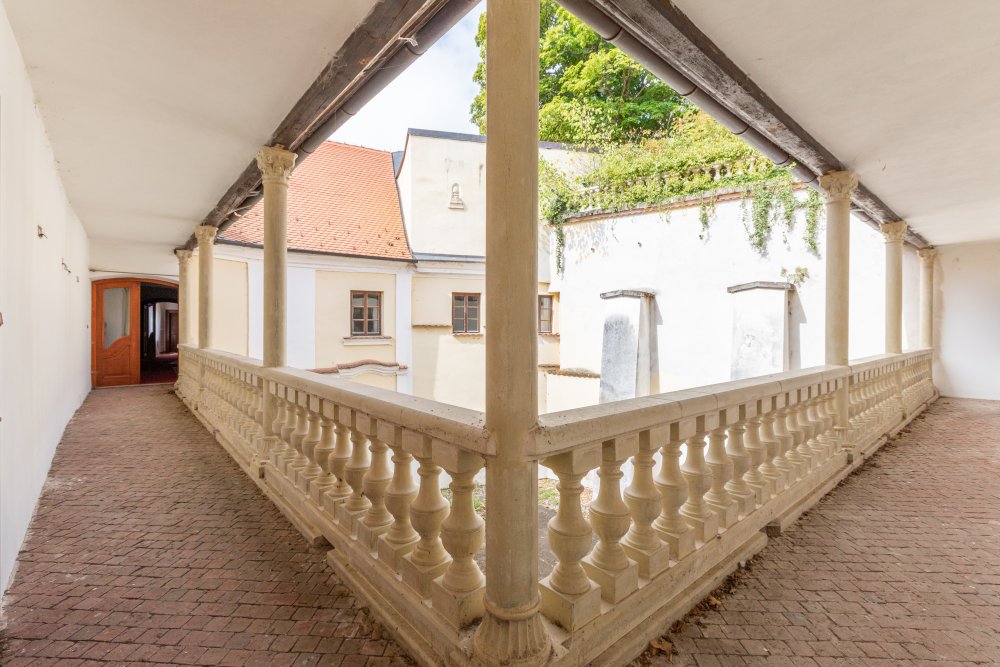 Ze zámku Bezdružice by klidně mohl být luxusní hotel. Ale státu se ho nedaří prodat