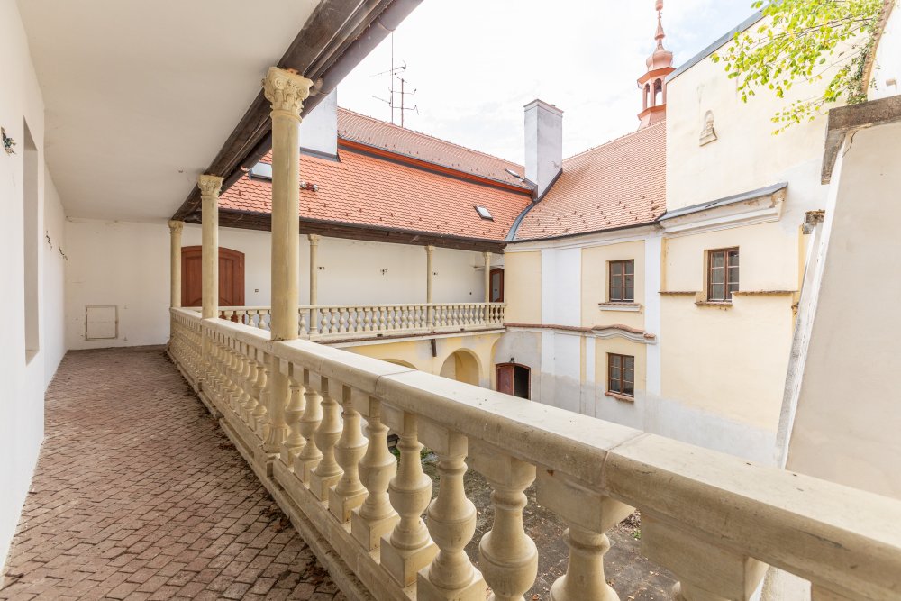 Ze zámku Bezdružice by klidně mohl být luxusní hotel. Ale státu se ho nedaří prodat