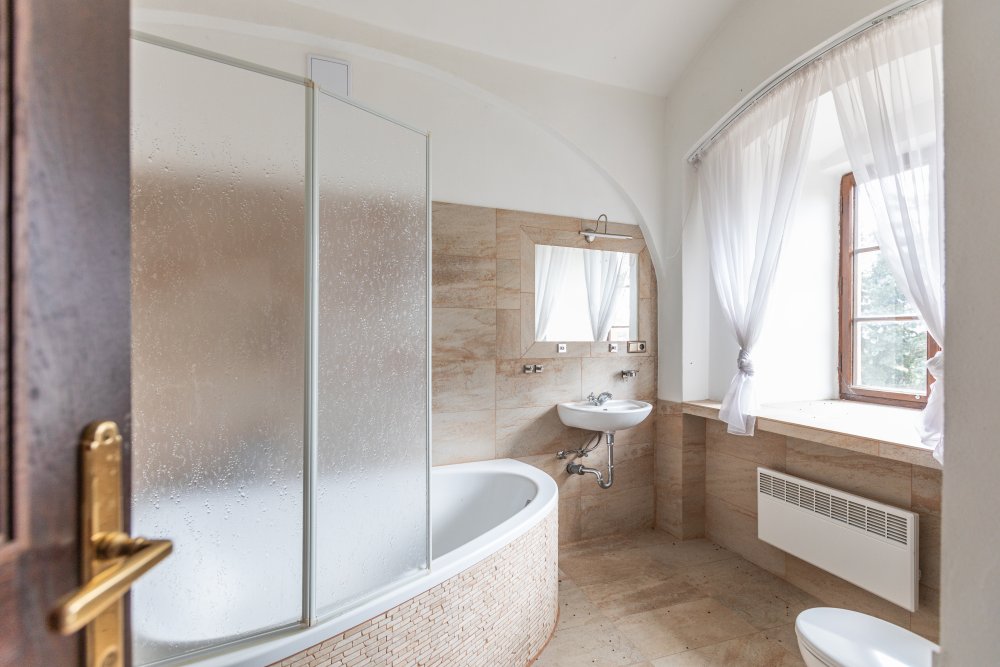 Ze zámku Bezdružice by klidně mohl být luxusní hotel. Ale státu se ho nedaří prodat