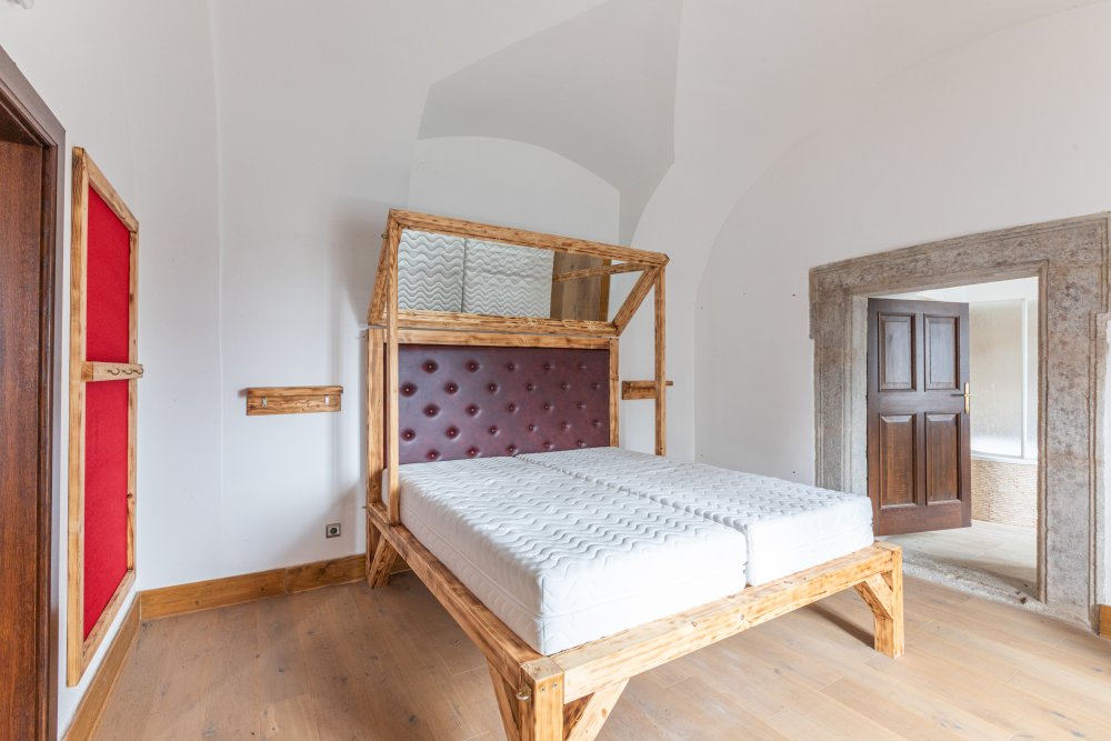 Ze zámku Bezdružice by klidně mohl být luxusní hotel. Ale státu se ho nedaří prodat