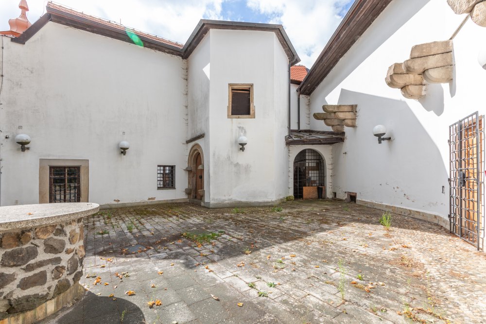 Ze zámku Bezdružice by klidně mohl být luxusní hotel. Ale státu se ho nedaří prodat