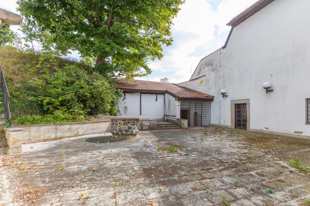 Ze zámku Bezdružice by klidně mohl být luxusní hotel. Ale státu se ho nedaří prodat