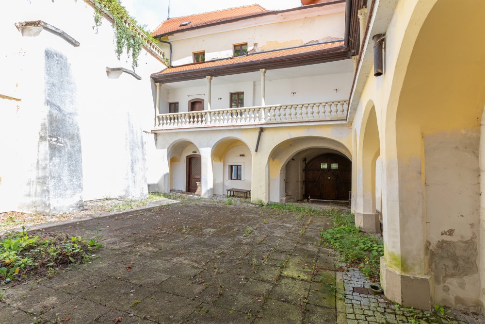 Ze zámku Bezdružice by klidně mohl být luxusní hotel. Ale státu se ho nedaří prodat