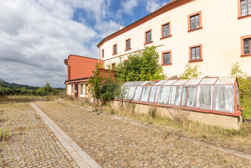 Ze zámku Bezdružice by klidně mohl být luxusní hotel. Ale státu se ho nedaří prodat