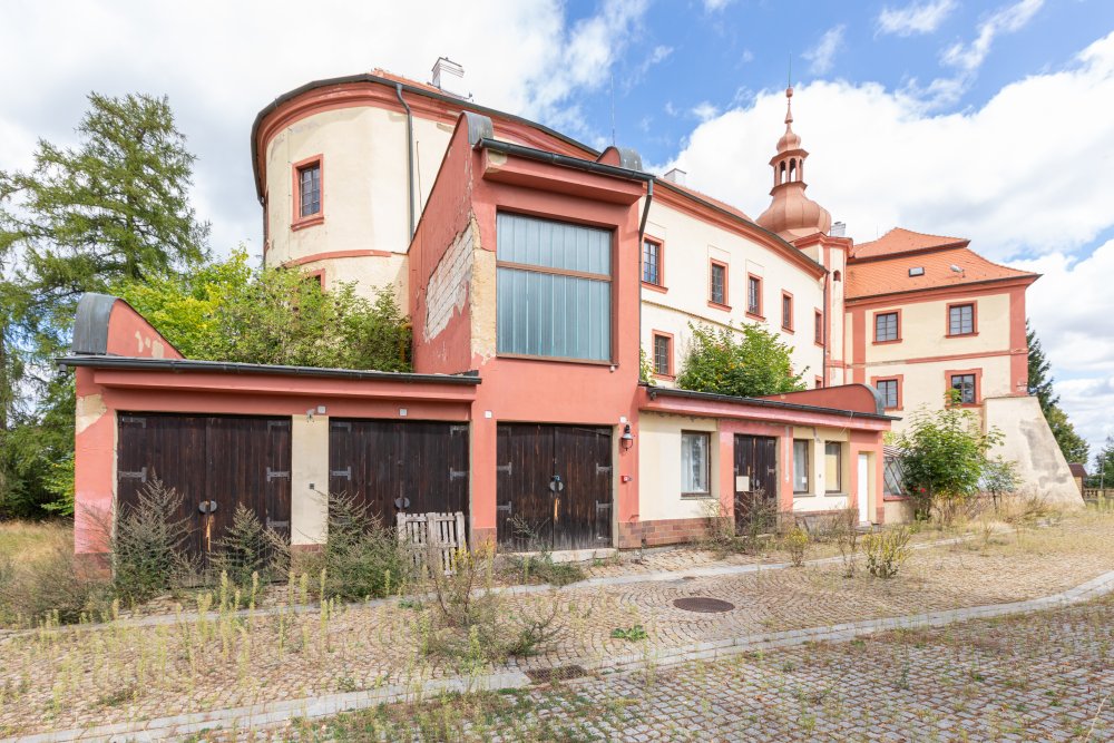 Ze zámku Bezdružice by klidně mohl být luxusní hotel. Ale státu se ho nedaří prodat