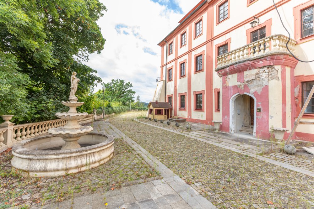 Ze zámku Bezdružice by klidně mohl být luxusní hotel. Ale státu se ho nedaří prodat
