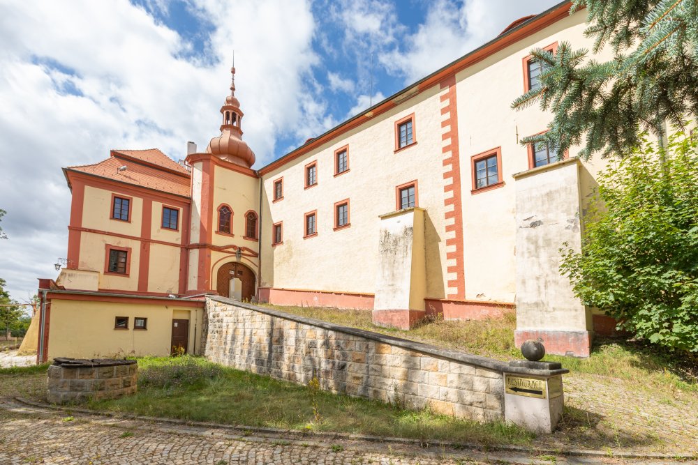 Ze zámku Bezdružice by klidně mohl být luxusní hotel. Ale státu se ho nedaří prodat