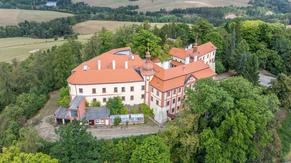 Ze zámku Bezdružice by klidně mohl být luxusní hotel. Ale státu se ho nedaří prodat