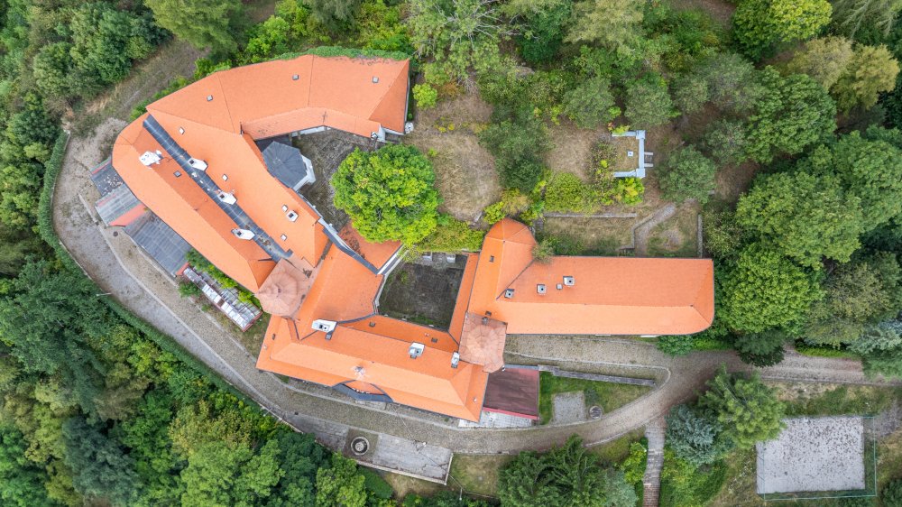 Ze zámku Bezdružice by klidně mohl být luxusní hotel. Ale státu se ho nedaří prodat