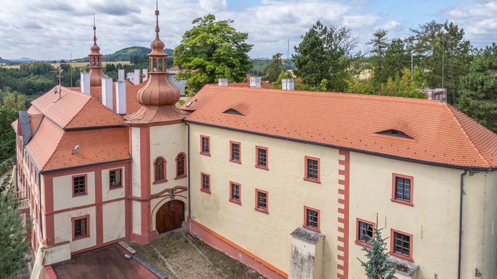Ze zámku Bezdružice by klidně mohl být luxusní hotel. Ale státu se ho nedaří prodat