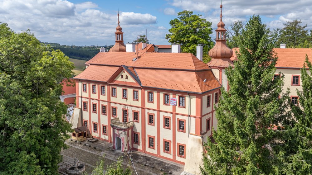 Ze zámku Bezdružice by klidně mohl být luxusní hotel. Ale státu se ho nedaří prodat