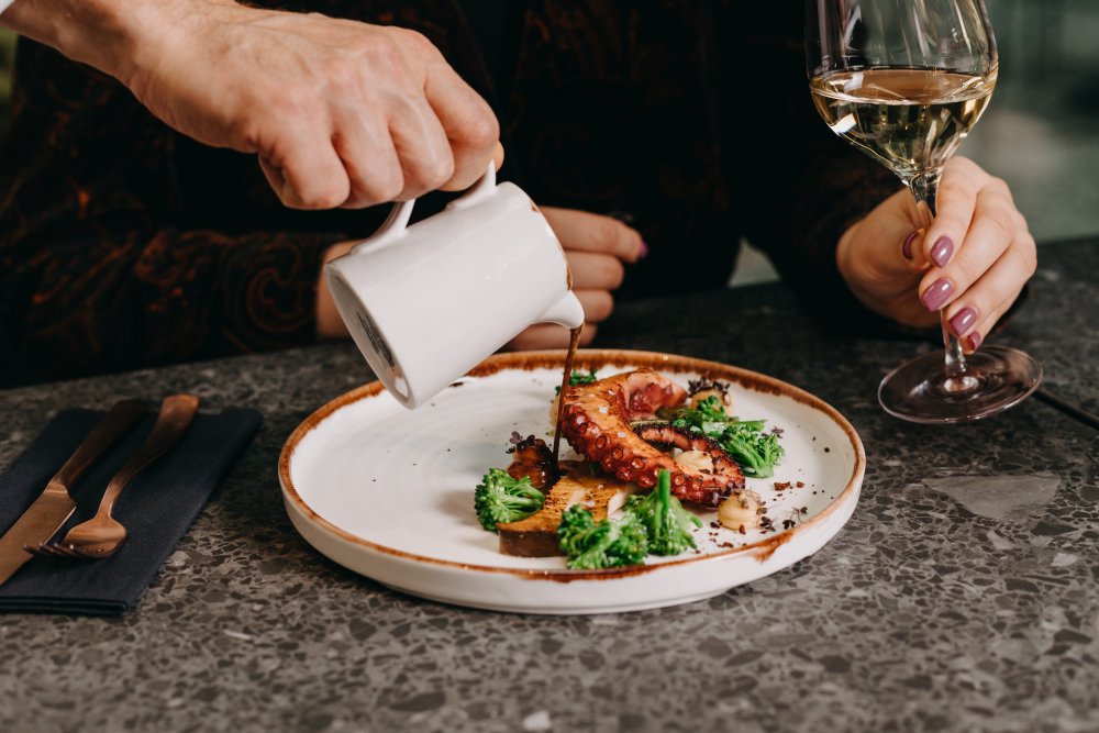 Grilovaná chobotnice patří mezi největší oblíbence na stálém menu 