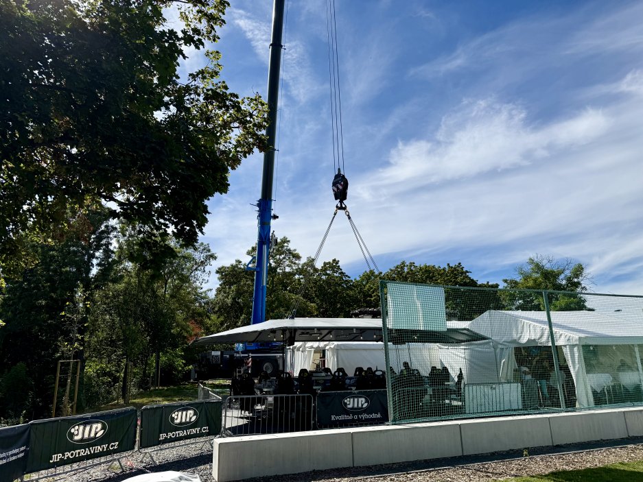 Dinner in the Sky: Oběd padesát metrů nad Prahou