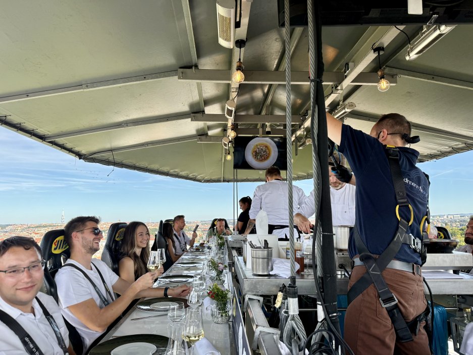 Dinner in the Sky: Oběd padesát metrů nad Prahou