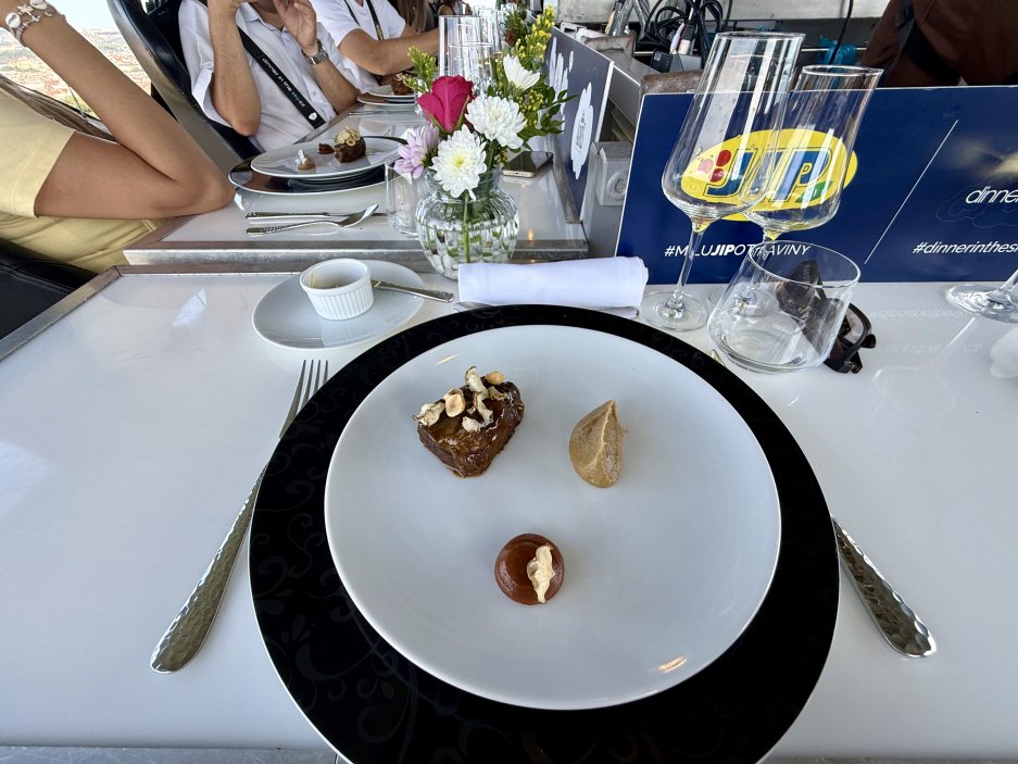 Dinner in the Sky: Oběd padesát metrů nad Prahou