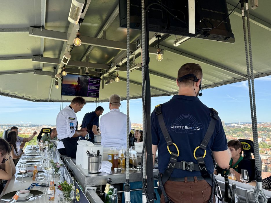 Dinner in the Sky: Oběd padesát metrů nad Prahou