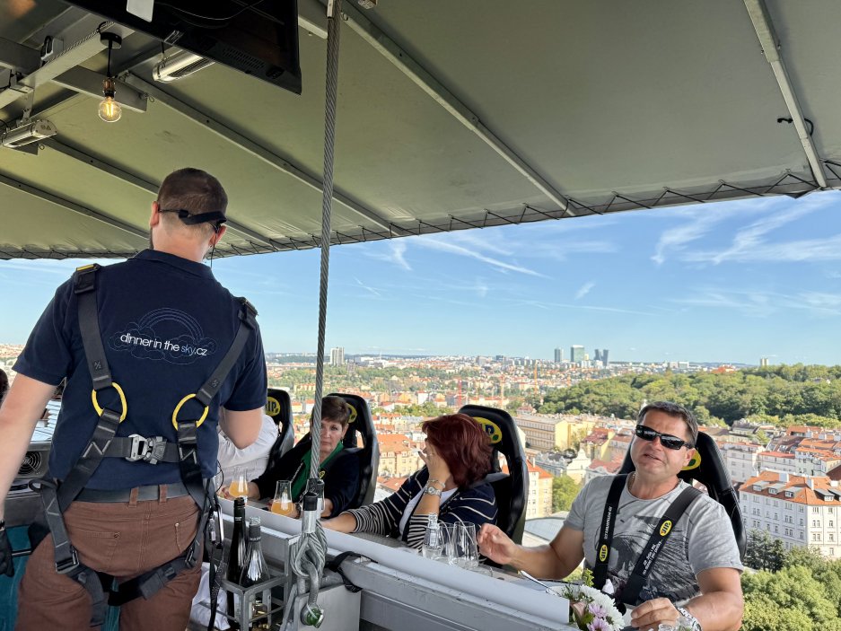 Dinner in the Sky: Oběd padesát metrů nad Prahou