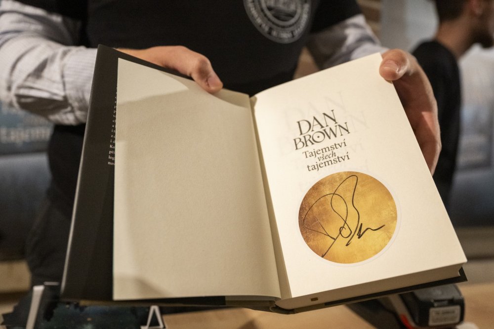 Nová knížka Dana Browna se odehrává v Praze. Přitáhne nám to turisty, věří stát