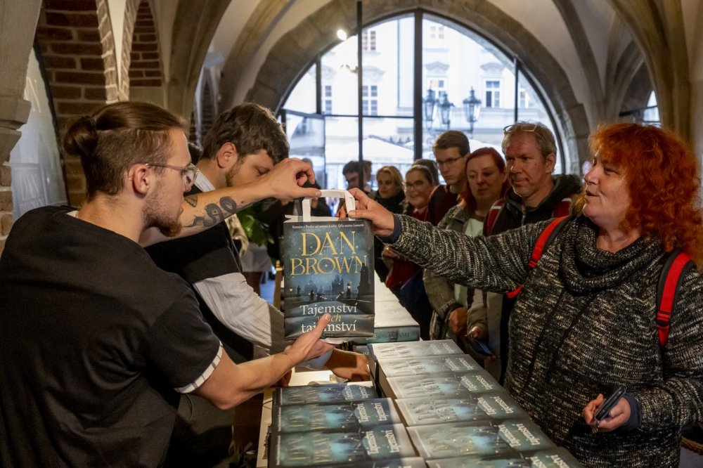 Nová knížka Dana Browna se odehrává v Praze. Přitáhne nám to turisty, věří stát