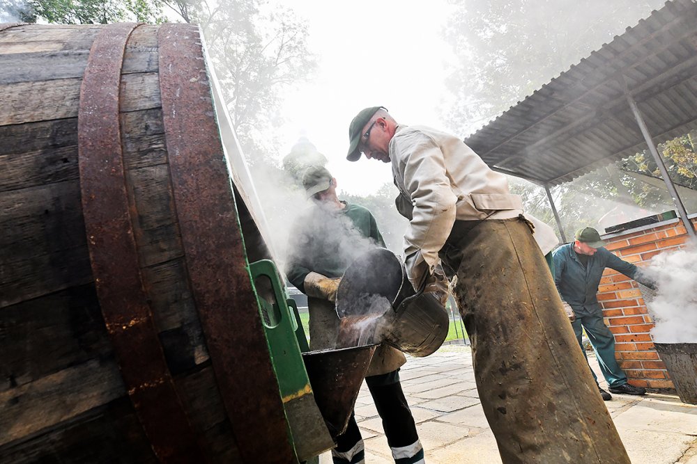 Tradiční smolení sudů v Plzni