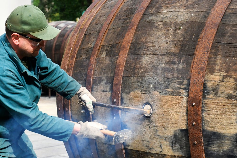 Tradiční smolení sudů v Plzni