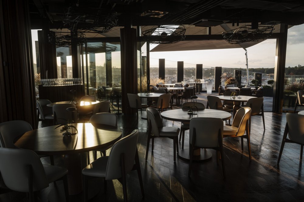 Přední český šéfkuchař Jan Horák otevírá vlastní restauraci Reason – v Masaryčce, architektonické dominantě centra Prahy z dílny Zahy Hadid Architects.