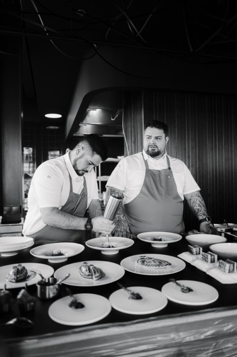 Přední český šéfkuchař Jan Horák otevírá vlastní restauraci Reason – v Masaryčce, architektonické dominantě centra Prahy z dílny Zahy Hadid Architects.