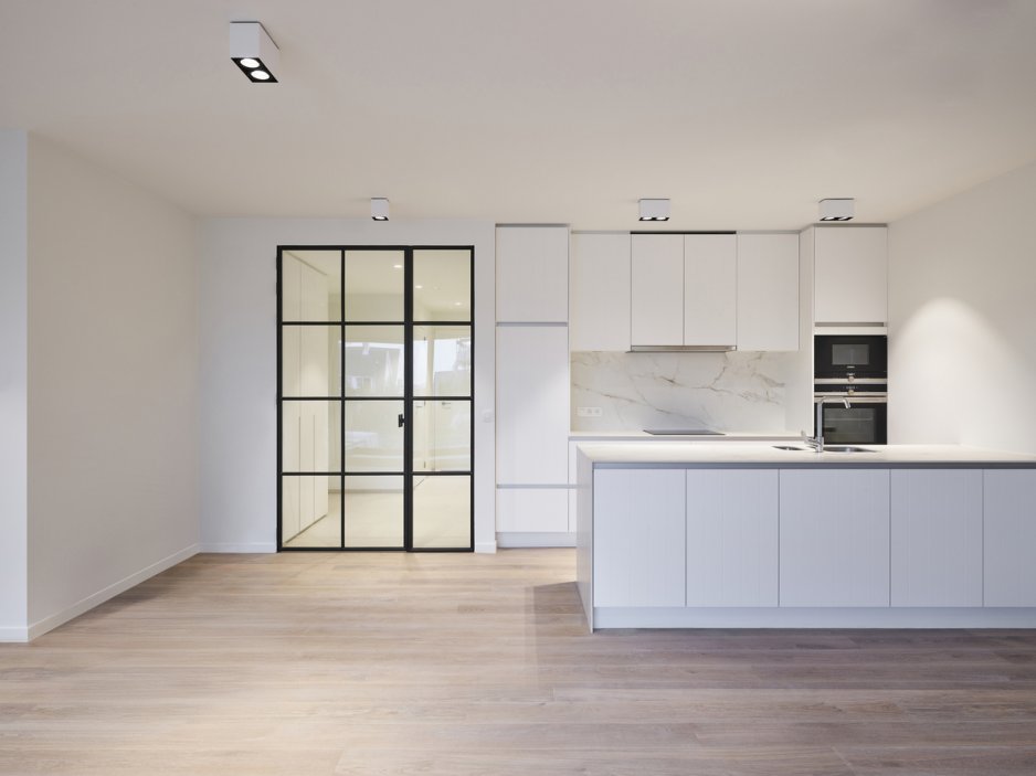 Designové prosklené stěny pod značkou Steel Design, které propojují moderní interiéry bez rušivých rámů, bude možné poprvé vidět na stánku Doornite na For Archu.