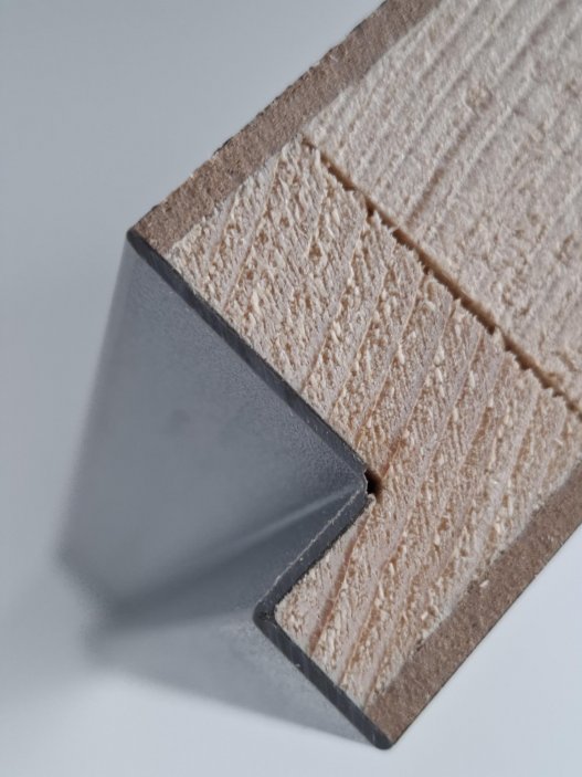 Samotná prémiová ABS hrana je také novinkou letošního roku. Doornite ji aktuálně nabízí u všech svých modelů dveří. Hrana z pevného materiálu zvyšuje odolnost v místě největšího namáhání a zároveň zajišťuje i lepší design. Zaručuje totiž precizní napojení bez rušivých přechodů a spojů. Je plně kompatibilní s jakýmkoli středně a vysokotlakým laminátovým povrchem dveří ze sortimentu Doornite. 