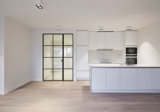 Designové prosklené stěny pod značkou Steel Design, které propojují moderní interiéry bez rušivých rámů, bude možné poprvé vidět na stánku Doornite na For Archu.