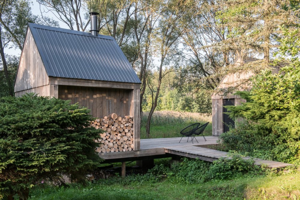 Tento malý, ale nápaditý objekt vznikl z recyklovaných materiálů – dřevo ze starých teras, smrkové fasádní desky, okna a izolační panely, které roky ležely u rodiny v kůlnách. Stavba byla téměř celá svépomocí, s podporou přátel a rodiny.