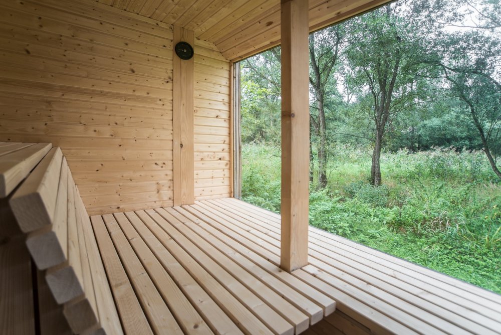 Tento malý, ale nápaditý objekt vznikl z recyklovaných materiálů – dřevo ze starých teras, smrkové fasádní desky, okna a izolační panely, které roky ležely u rodiny v kůlnách. Stavba byla téměř celá svépomocí, s podporou přátel a rodiny.