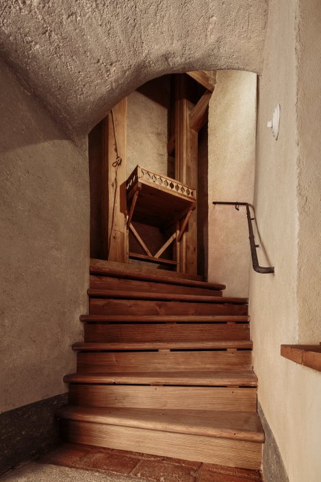 Detail hlavního jídelního výtahu (zdviže) z přízemí do 2. patra, stav po obnově.