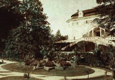 Jihovýchodní pohled s parterem. V popředí bohatá zahradní úprava (v současnosti prostor zastavěn divadelním otáčivým hledištěm). Foto pochází z roku 1900.