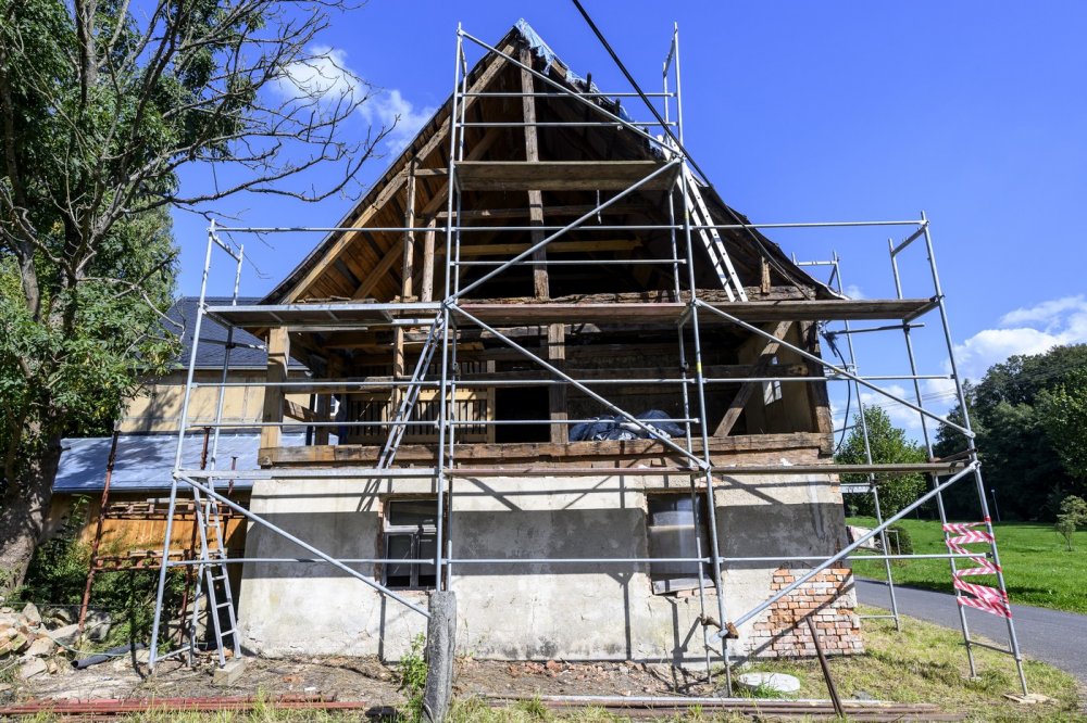Na Děčínsku opravují podstávkový dům, architektura má v kraji lákat turisty