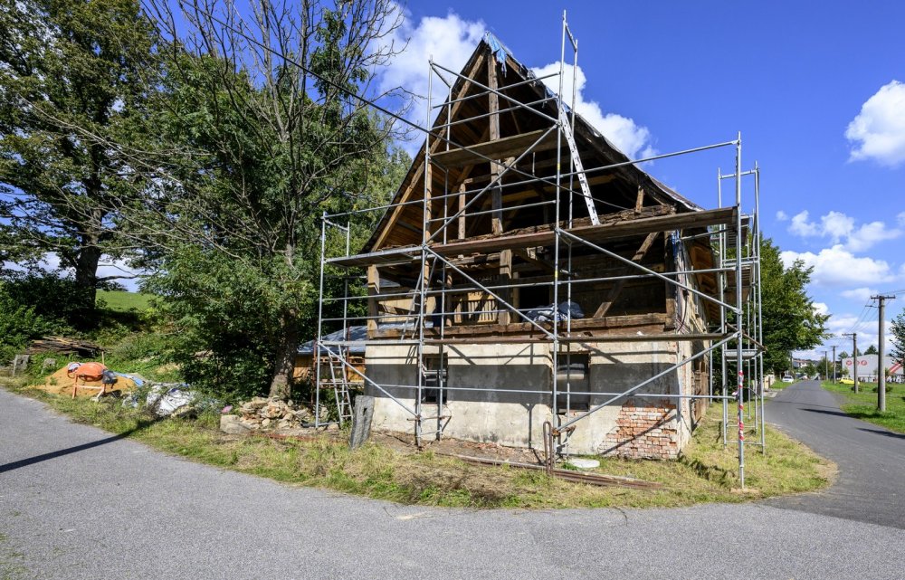 Na Děčínsku opravují podstávkový dům, architektura má v kraji lákat turisty