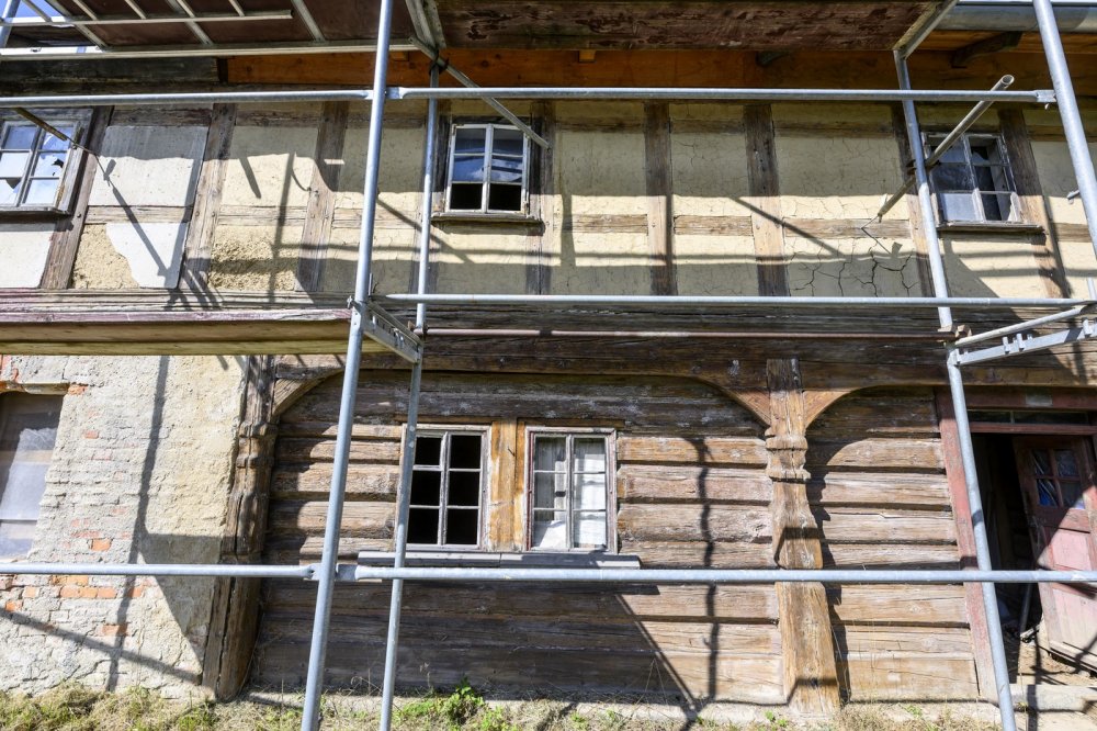 Na Děčínsku opravují podstávkový dům, architektura má v kraji lákat turisty