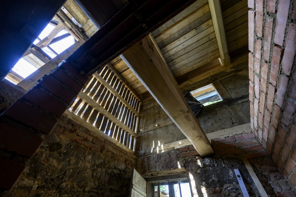 Na Děčínsku opravují podstávkový dům, architektura má v kraji lákat turisty